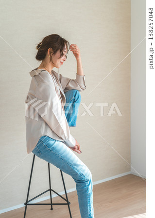 ハイチェア,椅子に座るデニム姿の女性モデル 138257048