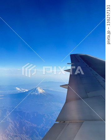 飛行機の窓から見た雪化粧の富士山 飛行機の窓から見た雪化粧の富士山 138257131