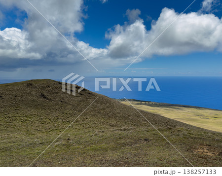 イースター島テレバカ山頂から望む、太平洋と草原のパノラマ風景 イースター島テレバカ山頂から望む、太平洋と草原のパノラマ風景 138257133