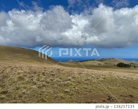 テレバカ山登山道から見た草原と太平洋の風景、イースター島 テレバカ山登山道から見た草原と太平洋の風景、イースター島 138257135
