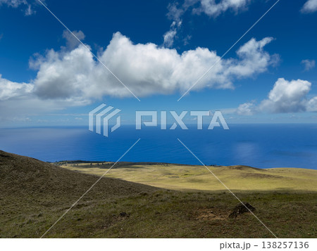 イースター島テレバカ山頂から望む、太平洋と草原のパノラマ風景 138257136