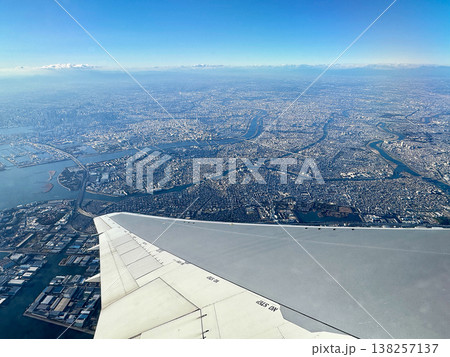 羽田空港離陸後の飛行機から見た東京湾の空撮 羽田空港離陸後の飛行機から見た東京湾の空撮 138257137