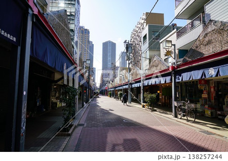 東京中央区月島の商店街 東京中央区月島の商店街 138257244