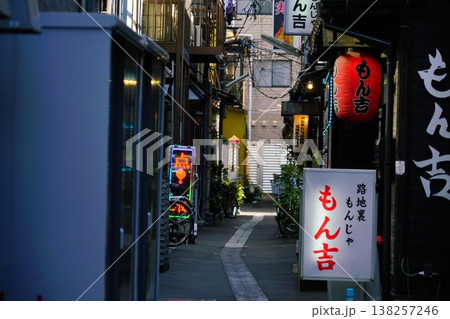東京中央区月島の路地 東京中央区月島の路地 138257246