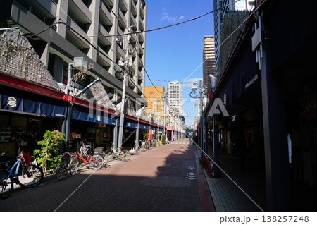 東京中央区月島の商店街 138257248