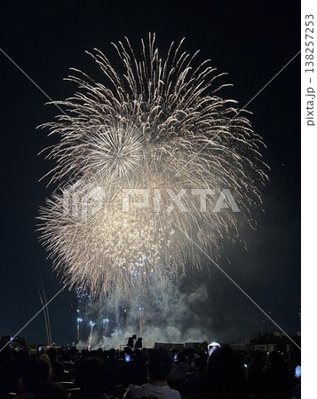 第50回江戸川花火大会の打ち上げ花火 第50回江戸川花火大会の打ち上げ花火 138257253