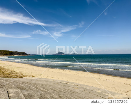 青空と穏やかな波が打ち寄せる春の砂浜風景 青空と穏やかな波が打ち寄せる春の砂浜風景 138257292