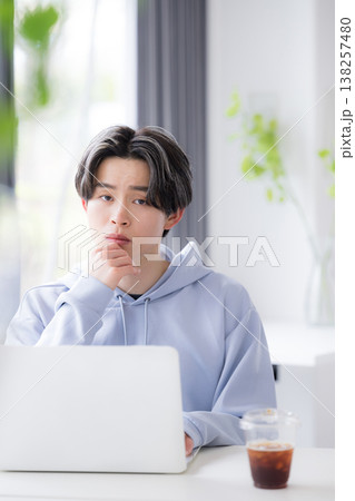悩みながら勉強する大学生の学習と進路を考えるイメージカメラ目線で考える　就活と就職どうしようかな？ 138257480