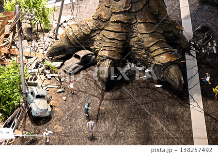 巨大な怪獣の足とミニュチュア模型 138257492