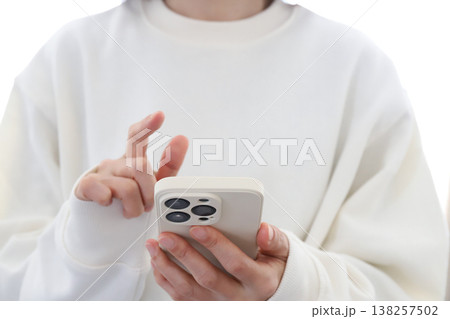 スマートフォンを操作する女性の手元 138257502