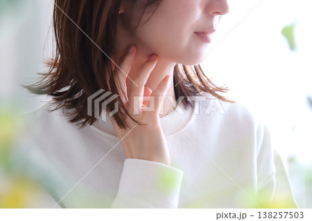 女性の横顔　フェイスライン 138257503