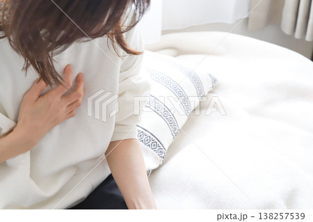 胸を押さえる女性　不安 138257539