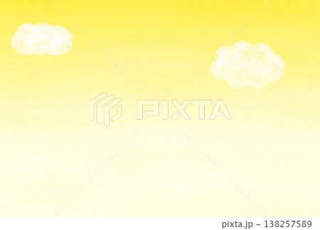 黄色の雲が浮かぶ空の背景 138257589