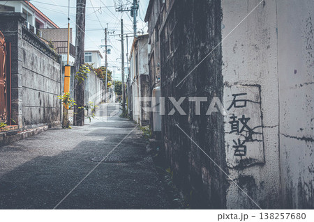 沖縄の路地裏 138257680