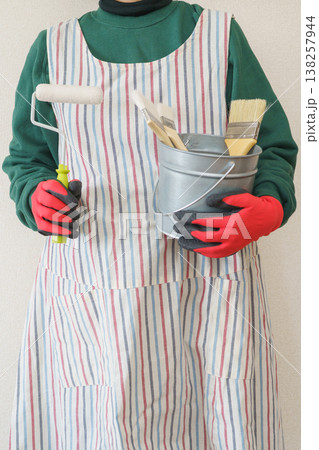 DIYイメージ|塗装道具を持つエプロン姿の女性 DIYイメージ|塗装道具を持つエプロン姿の女性 138257944