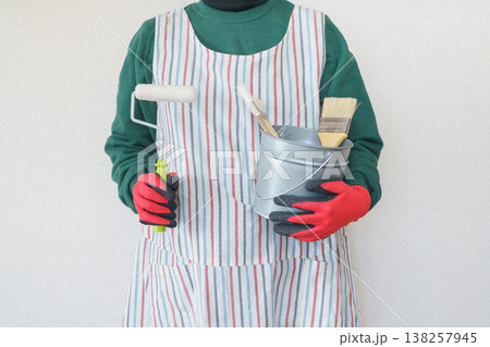 DIYイメージ|塗装道具を持つエプロン姿の女性 DIYイメージ|塗装道具を持つエプロン姿の女性 138257945