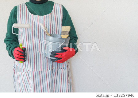 DIYイメージ|塗装道具を持つエプロン姿の女性 DIYイメージ|塗装道具を持つエプロン姿の女性 138257946