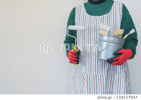 DIYイメージ|塗装道具を持つエプロン姿の女性 DIYイメージ|塗装道具を持つエプロン姿の女性 138257947