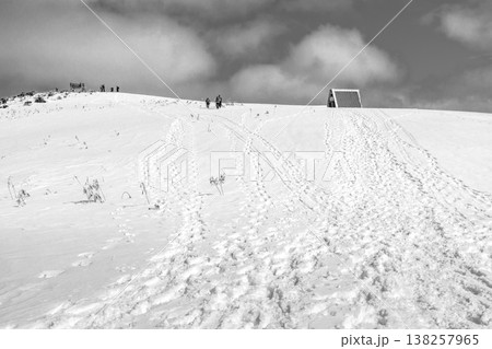 兵庫県最高峰の氷ノ山雪山登山　三ノ丸の三角屋根の避難小屋　新聞、雑誌用 138257965