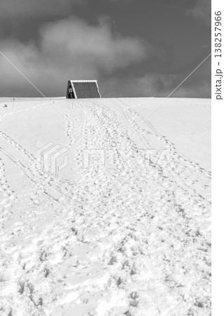 兵庫県最高峰の氷ノ山雪山登山 三ノ丸の三角屋根の避難小屋 新聞、雑誌用 兵庫県最高峰の氷ノ山雪山登山 三ノ丸の三角屋根の避難小屋 新聞、雑誌用 138257966