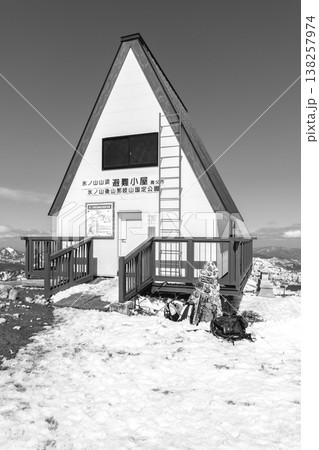 兵庫県最高峰の氷ノ山雪山登山　山頂の三角屋根の避難小屋　新聞、雑誌用 138257974