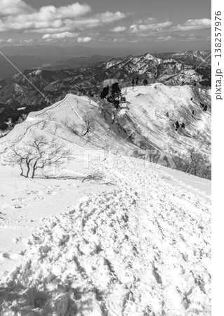 兵庫県最高峰の氷ノ山雪山登山 山頂から氷ノ山越への登山ルート 新聞、雑誌用 兵庫県最高峰の氷ノ山雪山登山 山頂から氷ノ山越への登山ルート 新聞、雑誌用 138257976