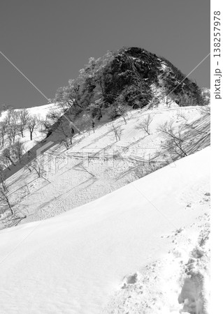 兵庫県最高峰の氷ノ山雪山登山　コシキ岩とトラバースルート　新聞、雑誌用 138257978