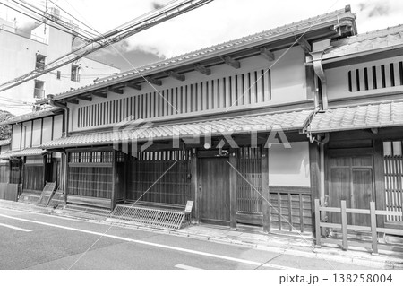 重要文化財杉本家住宅　京町家（出格子、平格子、犬矢来、虫籠窓）京の文化と伝統　新聞、雑誌用 138258004