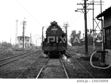 高麗川駅構内で待機する9600型 138258009