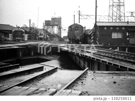 機関区で待機するC11型 138258011