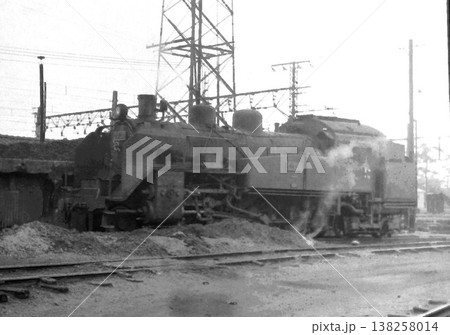 機関区で待機するC11型 138258014