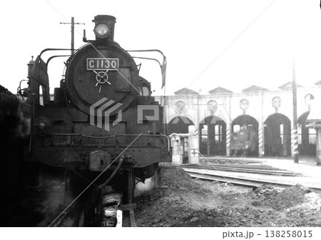 機関区で待機するC11型 138258015