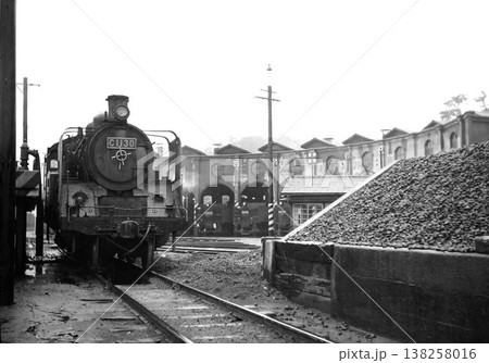 機関区で待機するC11型 138258016