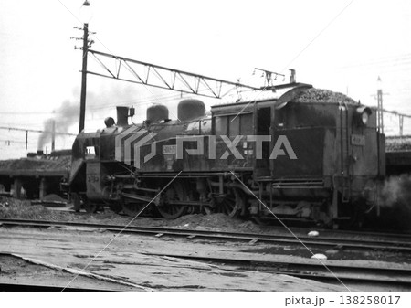 機関区で待機するC11型 138258017