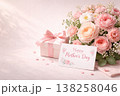 母の日に贈る優しいピンクの花とプレゼント 138258046