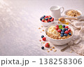 フルーツたっぷりグラノーラボウルの朝食 138258306