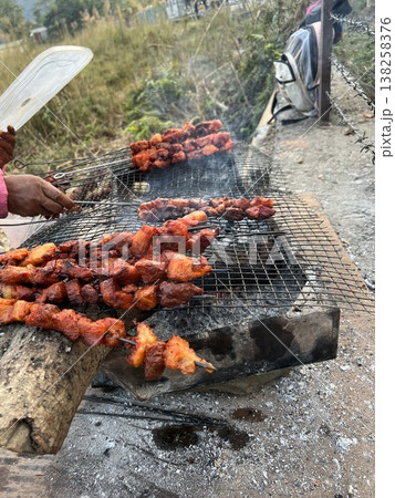ネパール ペワ湖にあるローカルフード 水牛串焼きBBQ ネパール ペワ湖にあるローカルフード 水牛串焼きBBQ 138258376