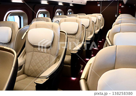 敦賀駅 北陸新幹線W7系  客室内装　グランクラス 138258380