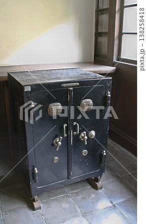 アンティーク　大きな金庫　古い金庫の扉　空かずの金庫 138258418