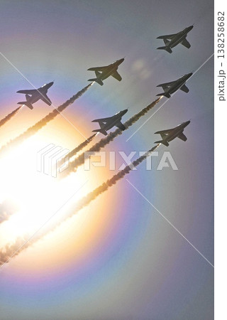 輝く太陽の虹色光から飛び出す、6機のブルーインパルス 輝く太陽の虹色光から飛び出す、6機のブルーインパルス 138258682