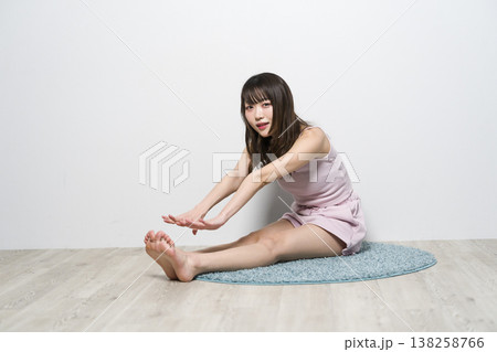 部屋着でくつろぐ女性 部屋着でくつろぐ女性 138258766