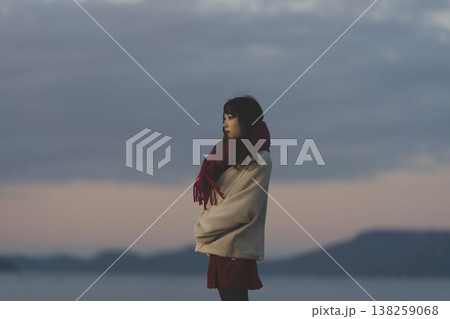 夕暮れの海にいる女性 夕暮れの海にいる女性 138259068