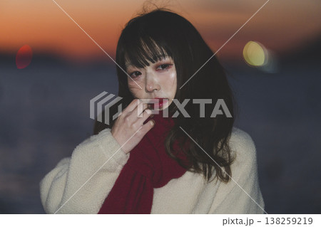 夕暮れの海にいる女性 夕暮れの海にいる女性 138259219