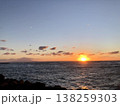 海に沈む夕日 138259303