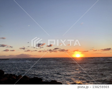 海に沈む夕日 138259303