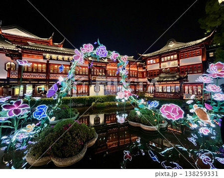 ライトアップされた夜の豫園 138259331
