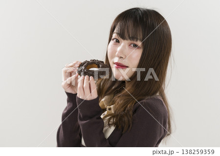 ドーナツを食べる女性 138259359