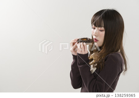 ドーナツを食べる女性 ドーナツを食べる女性 138259365