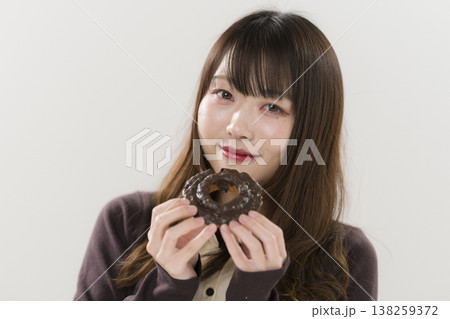 ドーナツを食べる女性 138259372