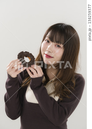 ドーナツを食べる女性 138259377